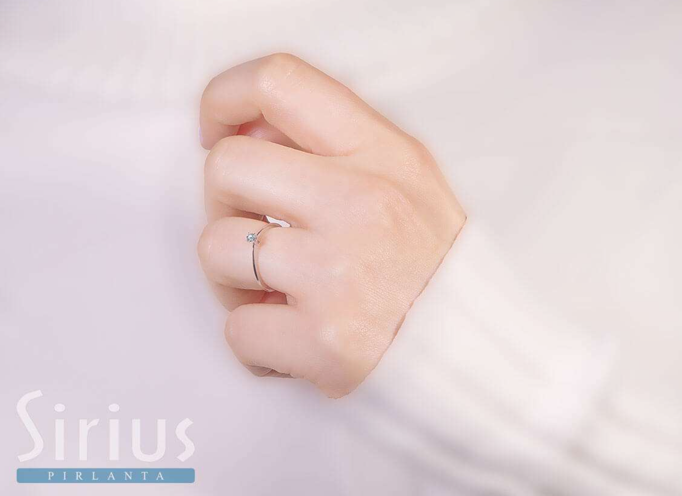 Bague solitaire diamant 0,06 carat