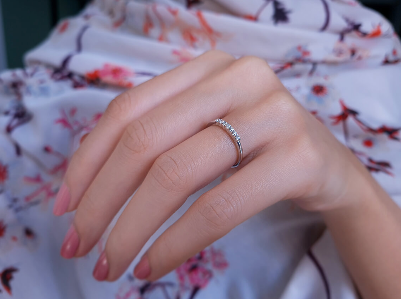 Bague de fiançailles à sept diamants de 0,14 carat