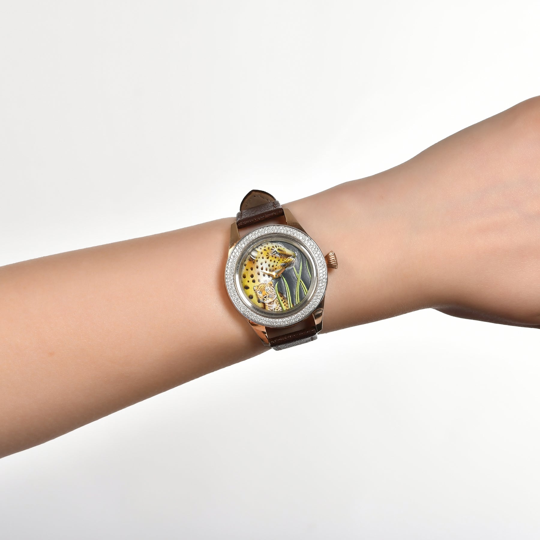 Elegant leopard watch
