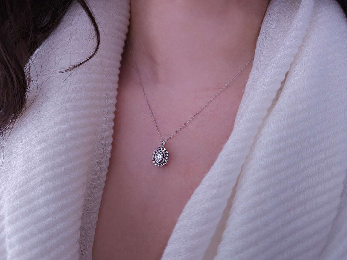 Elegante Diamant Halskette mit Baguette- und runden Diamanten im Pavé-Stil, 0.39 Karat, 14K Gold