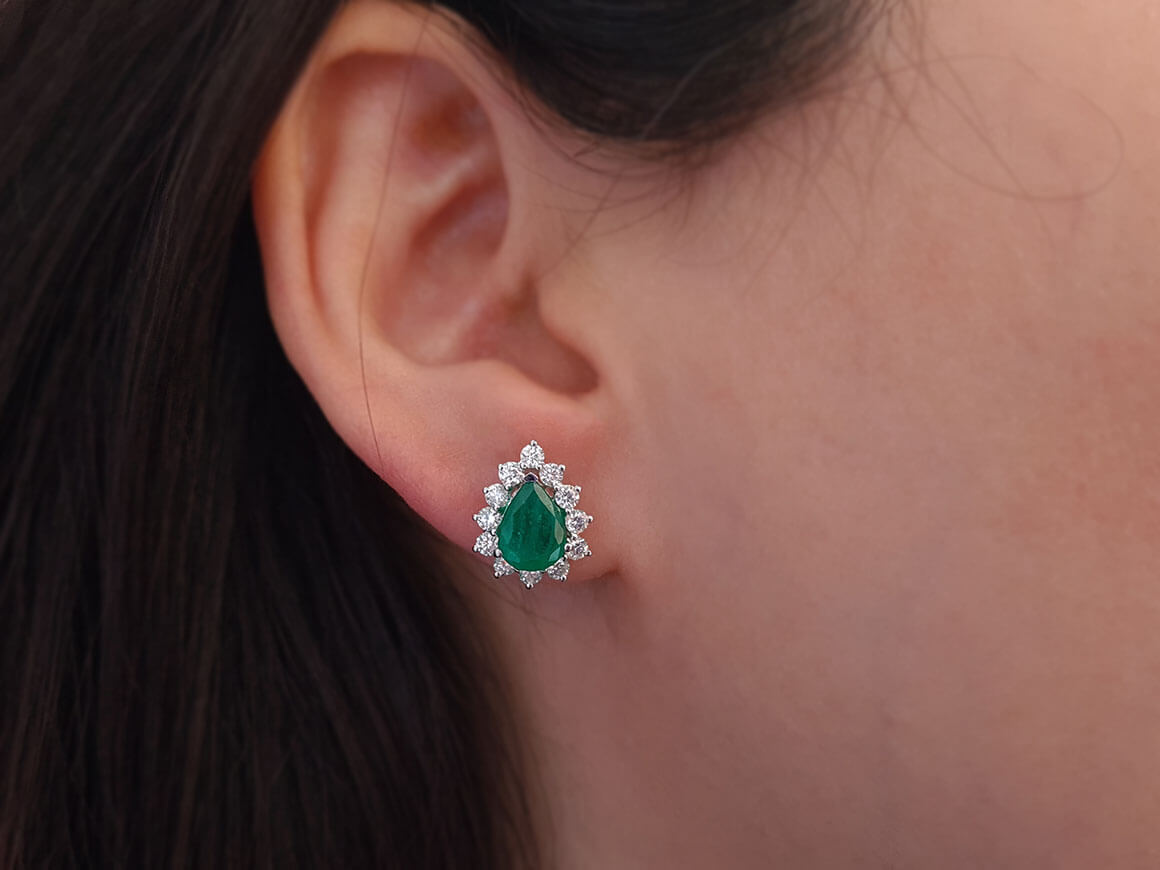 Boucles d'oreilles diamants et émeraudes taille poire