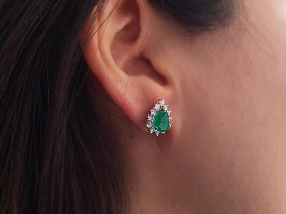 Boucles d'oreilles diamants et émeraudes taille poire
