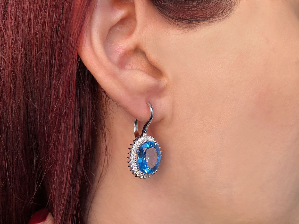 Boucles d'oreilles pendantes en diamant et topaze bleue ovale