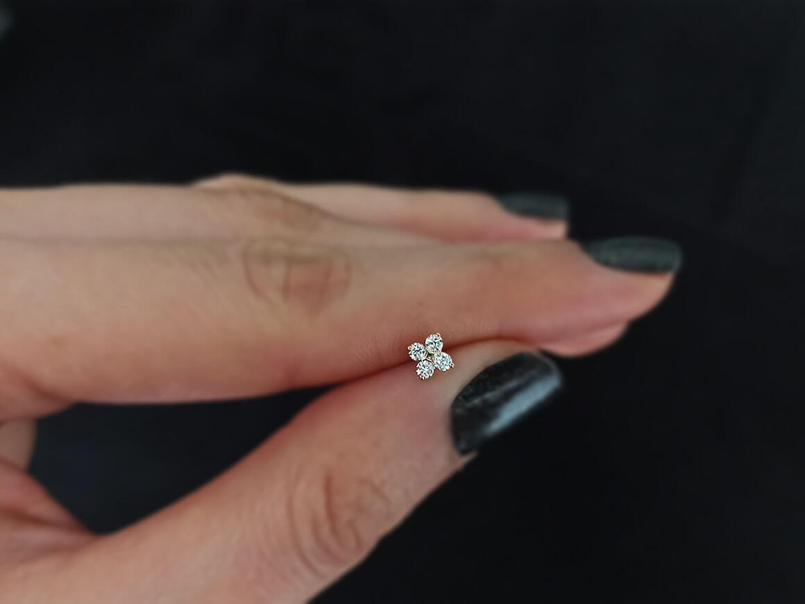 Piercing de nez quaternaire en diamant de 0,11 carat au total