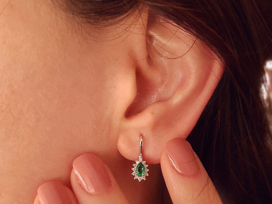Boucles d'oreilles diamants et émeraudes en forme de larme