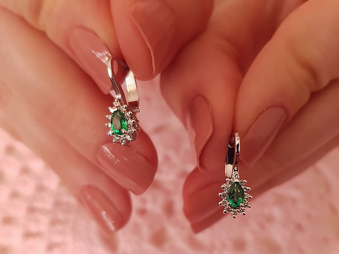 Boucles d'oreilles diamants et émeraudes en forme de larme