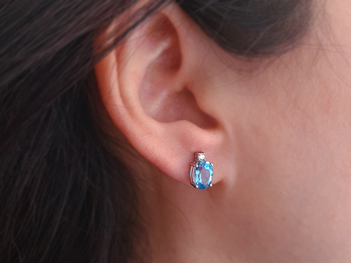 Boucles d'oreilles puces diamants et topazes bleues