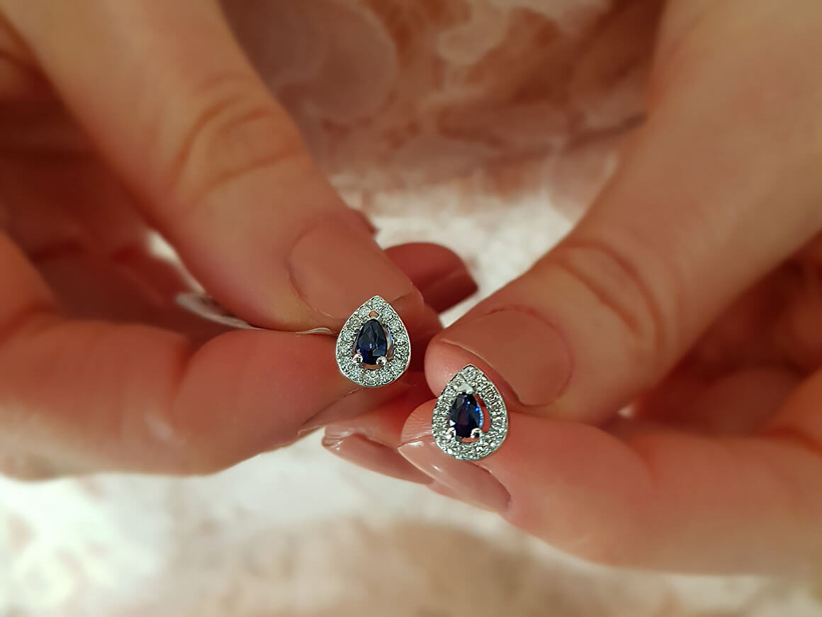 Boucles d'oreilles puces diamants et saphirs en forme de larme