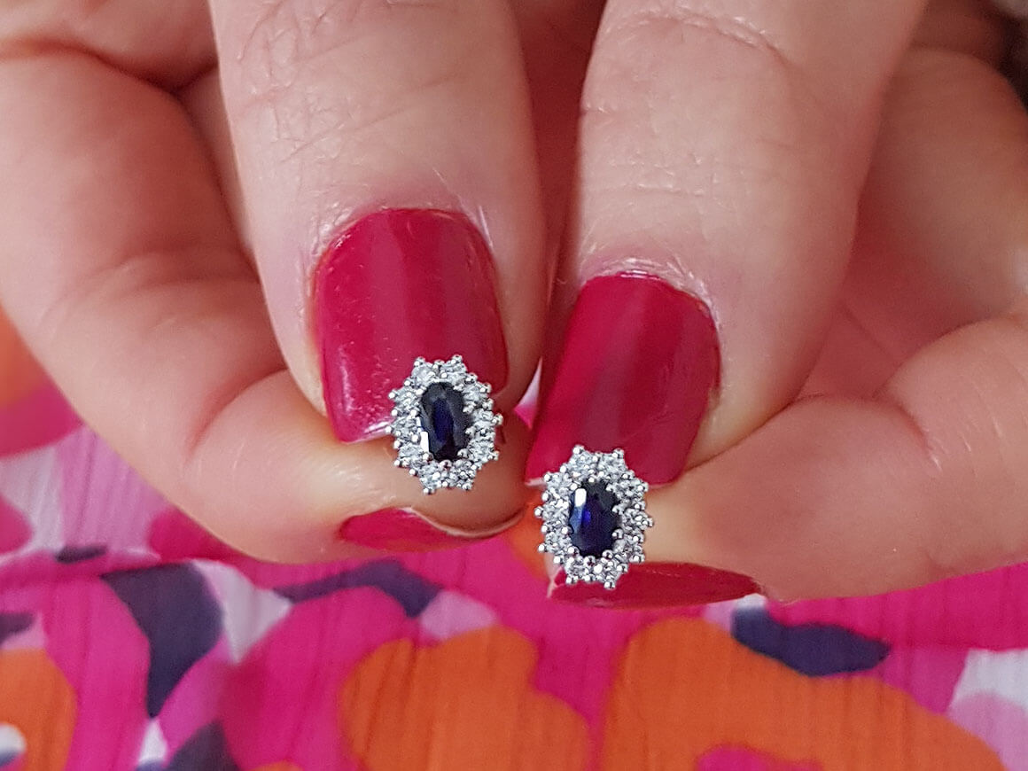 Boucles d'oreilles puces diamant et saphir ovale