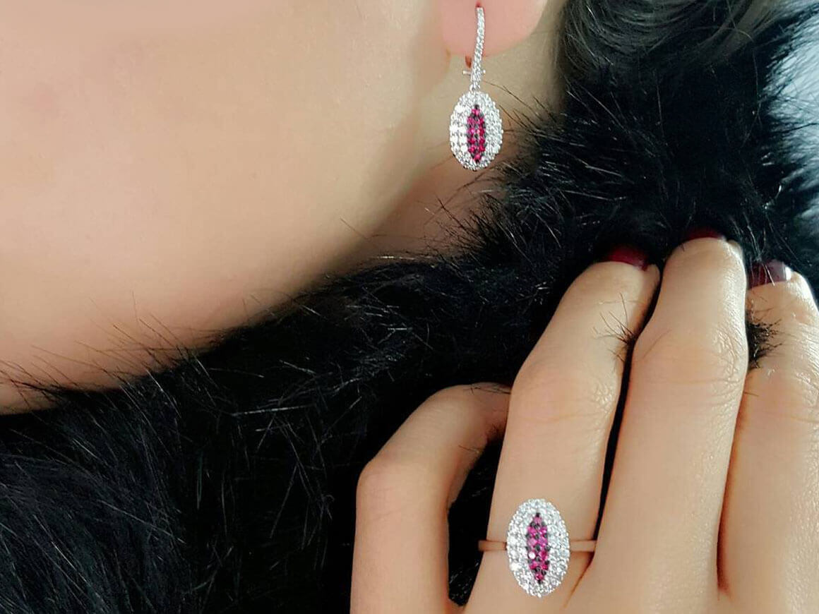 Boucles d'oreilles double rang diamants et rubis
