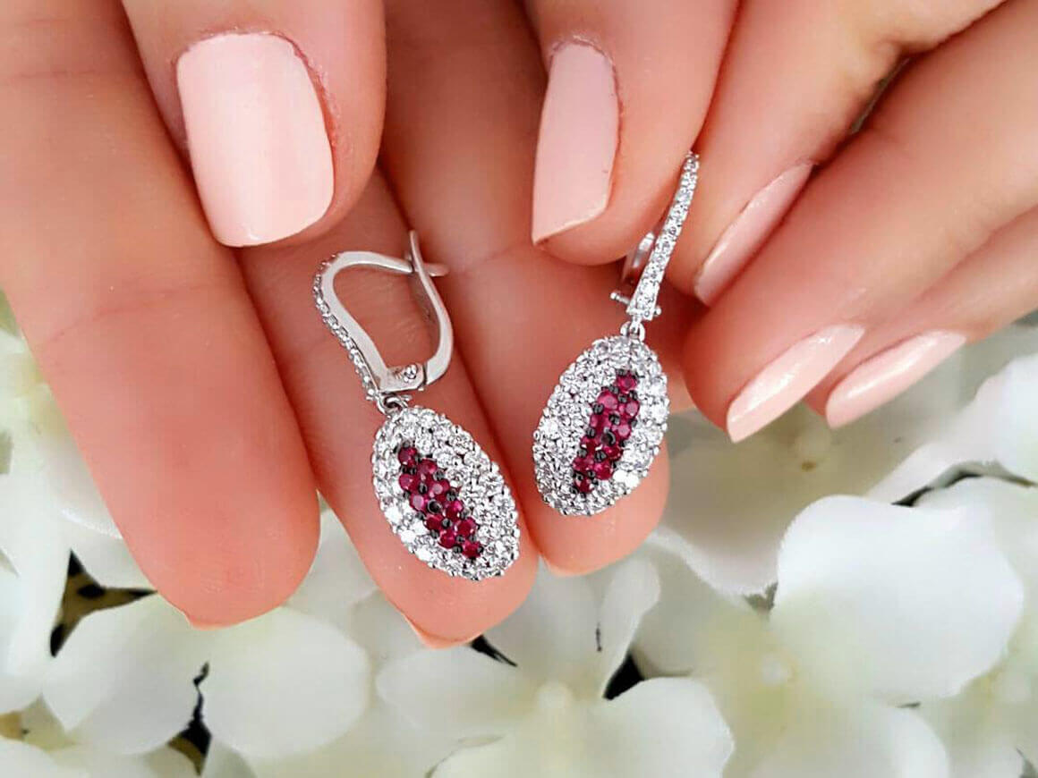 Boucles d'oreilles double rang diamants et rubis