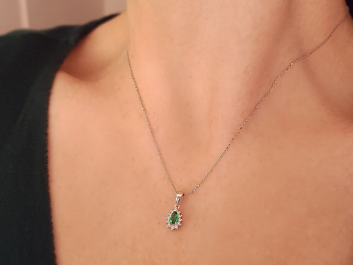 Collier diamant et émeraude en forme de larme