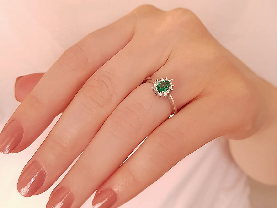 Bague diamant et émeraude en forme de larme