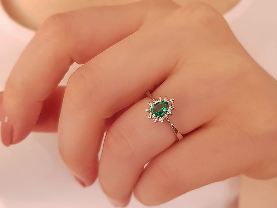 Bague diamant et émeraude en forme de larme