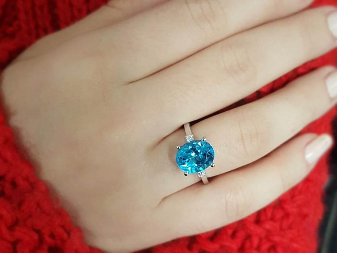 Bague diamant et topaze bleue ovale