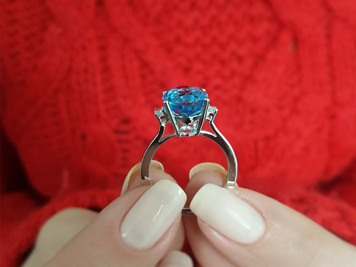 Bague diamant et topaze bleue ovale