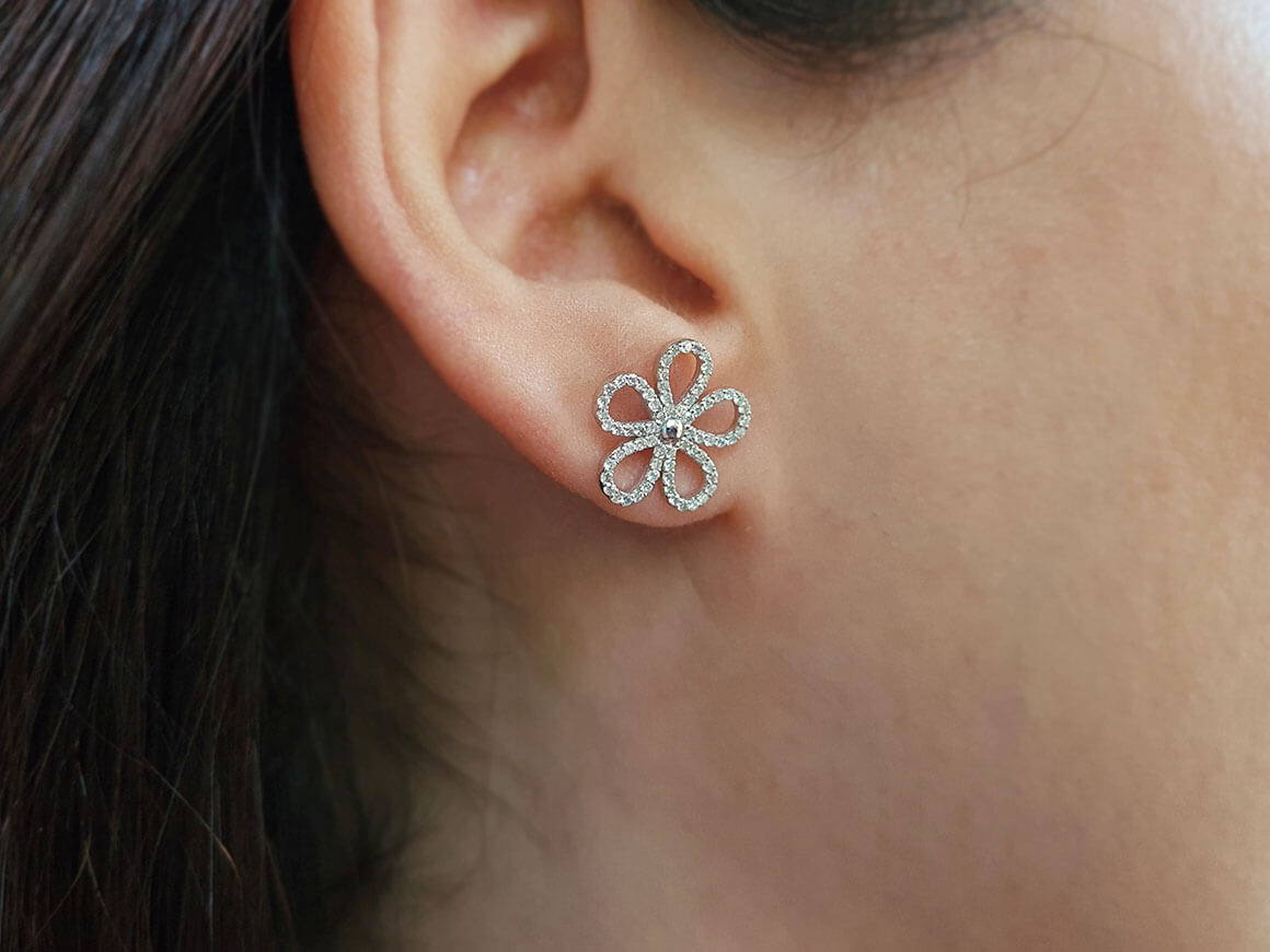 Boucles d'oreilles puces fleur diamant