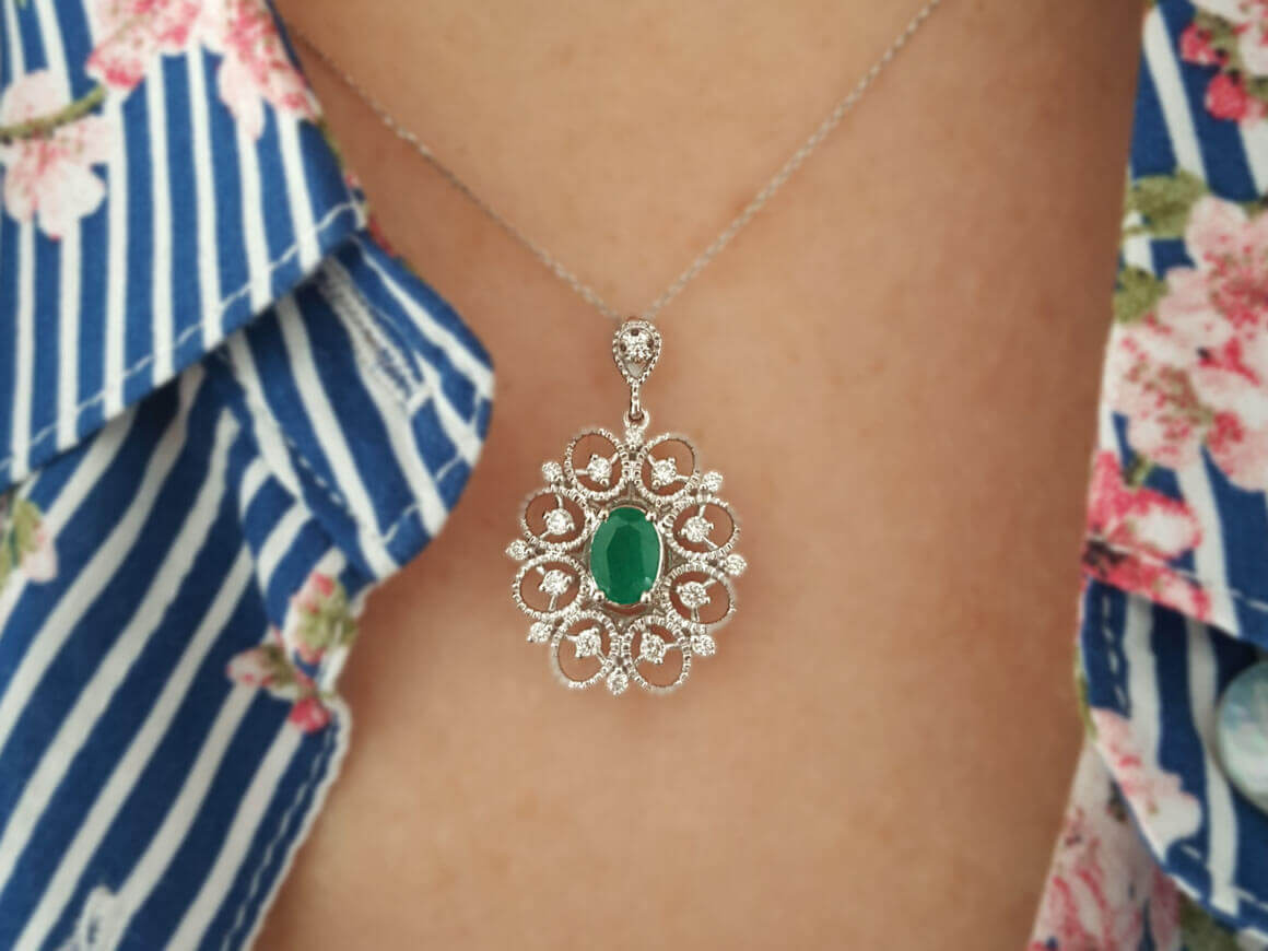 Collier diamant et émeraude ovale