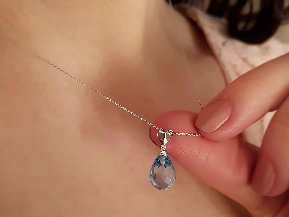 Collier diamant et topaze bleue en forme de larme