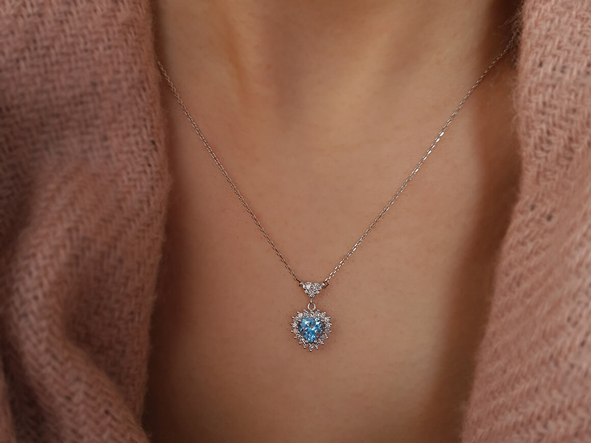 Collier diamant et topaze bleue coeur