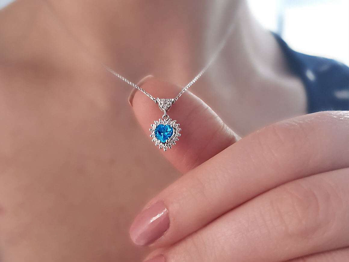 Collier diamant et topaze bleue coeur