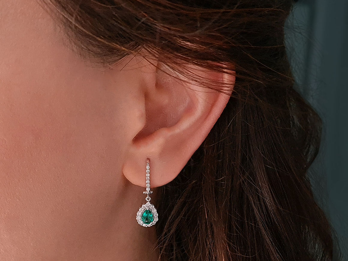 Boucles d'oreilles diamants et émeraudes en forme de larme