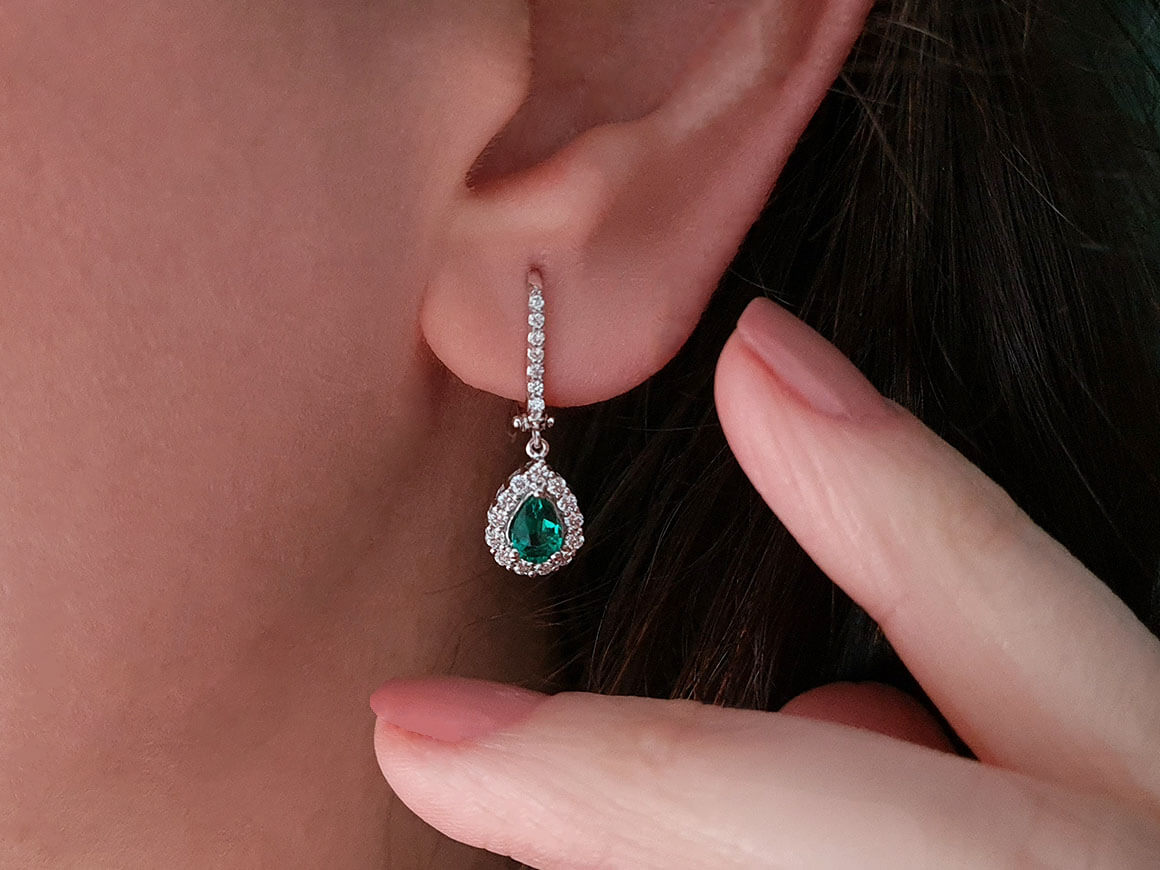 Boucles d'oreilles diamants et émeraudes en forme de larme