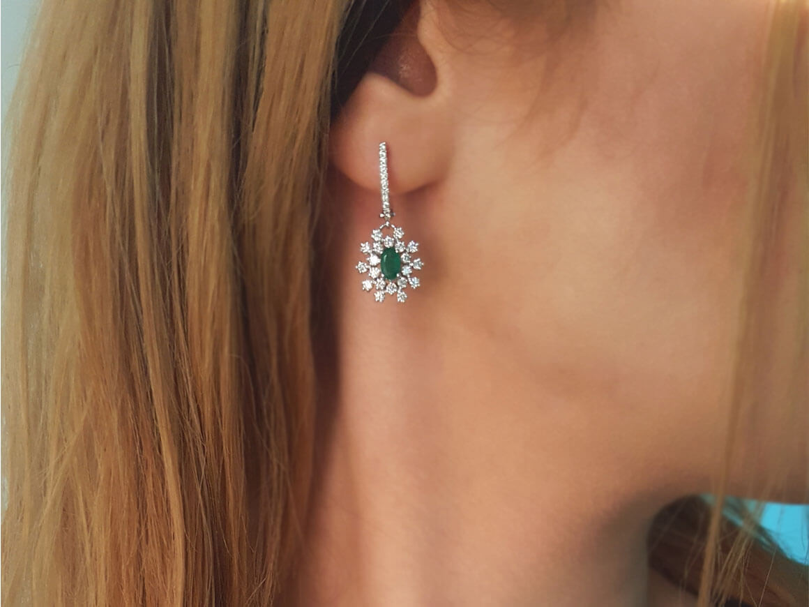 Boucles d'oreilles diamants et émeraudes ovales