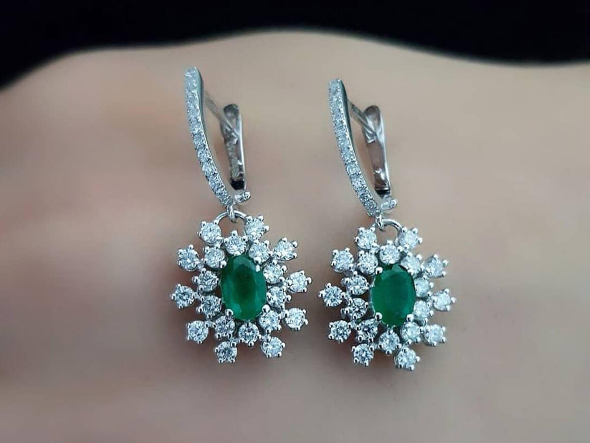 Boucles d'oreilles diamants et émeraudes ovales