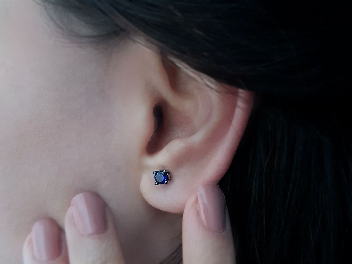 Boucles d'oreilles puces solitaire saphir