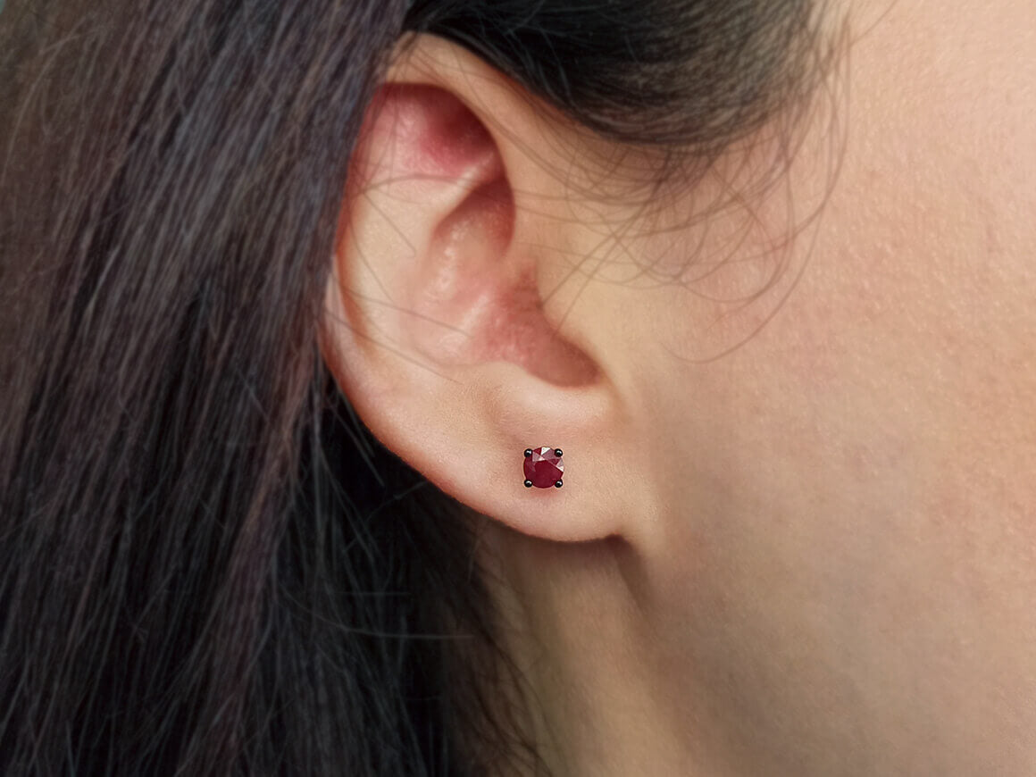 Boucles d'oreilles clous solitaire rubis