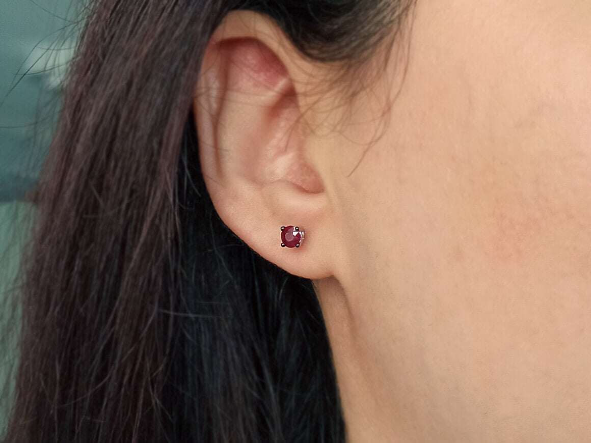Boucles d'oreilles clous solitaire rubis