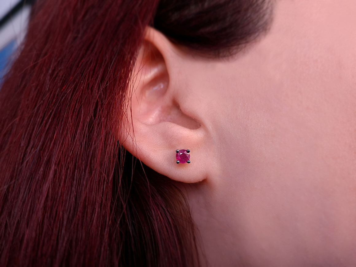 Boucles d'oreilles solitaires avec saphir rose