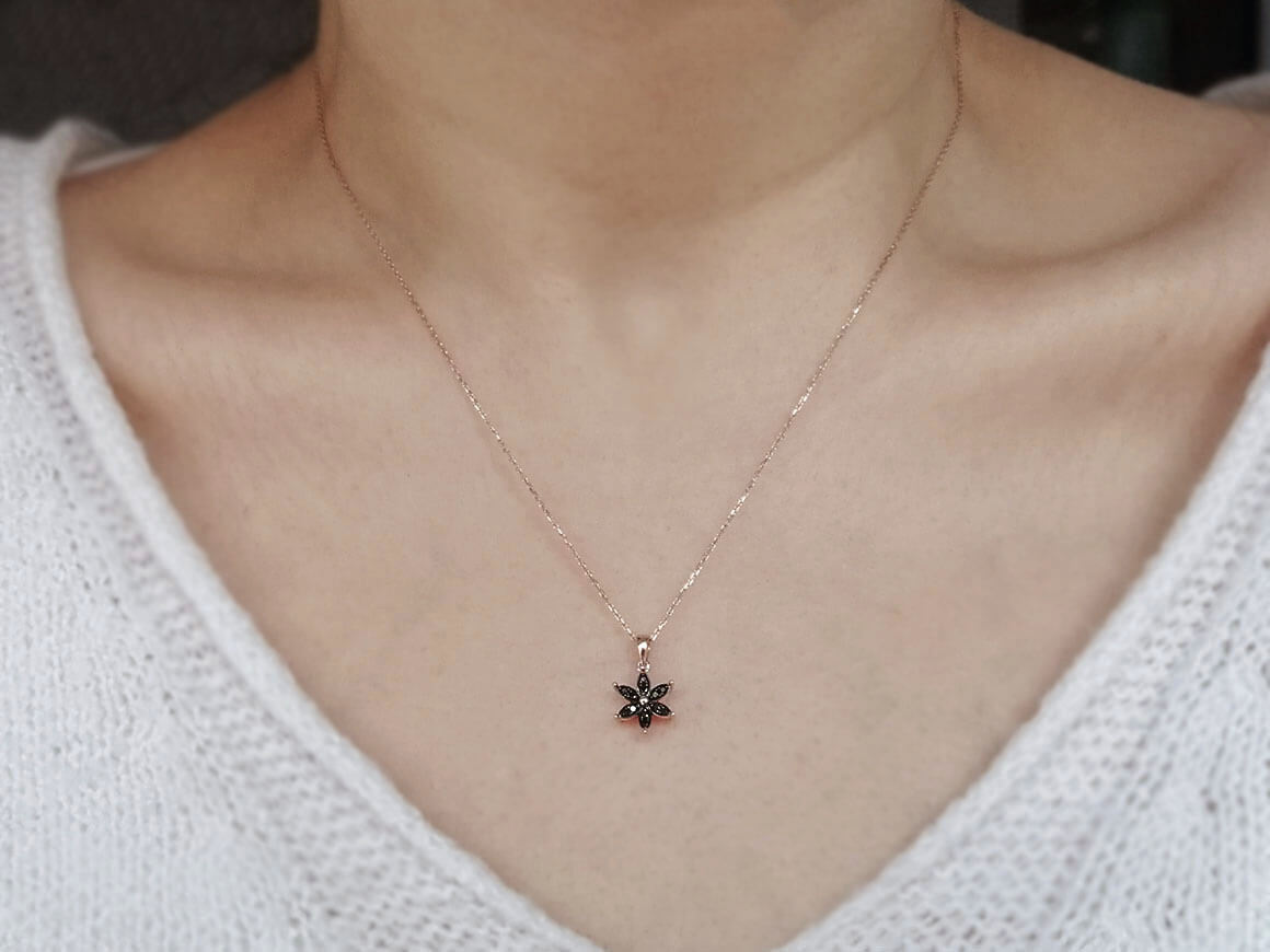 Collier fleur de crocus diamant noir