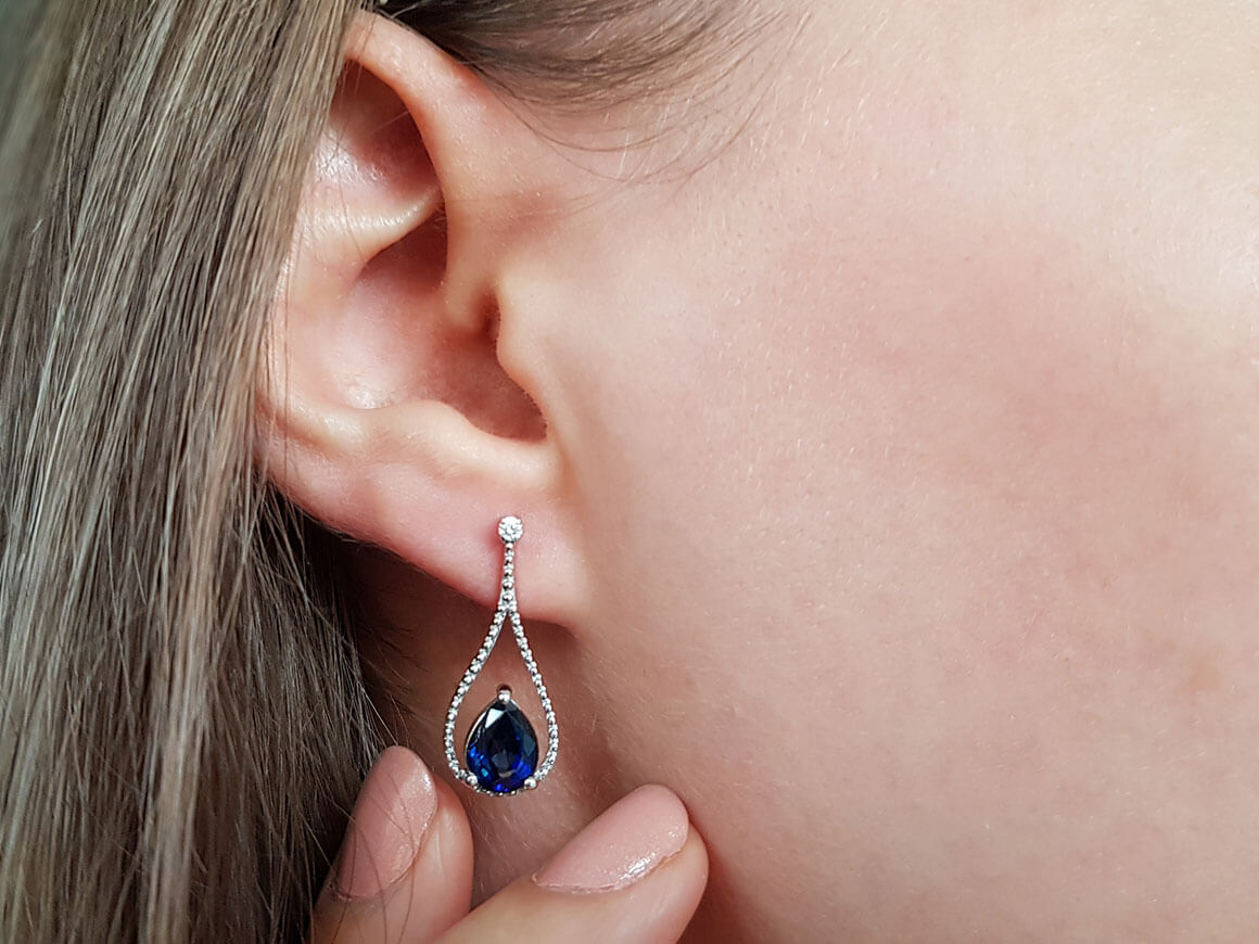 Boucles d'oreilles diamants et saphirs en forme de larme