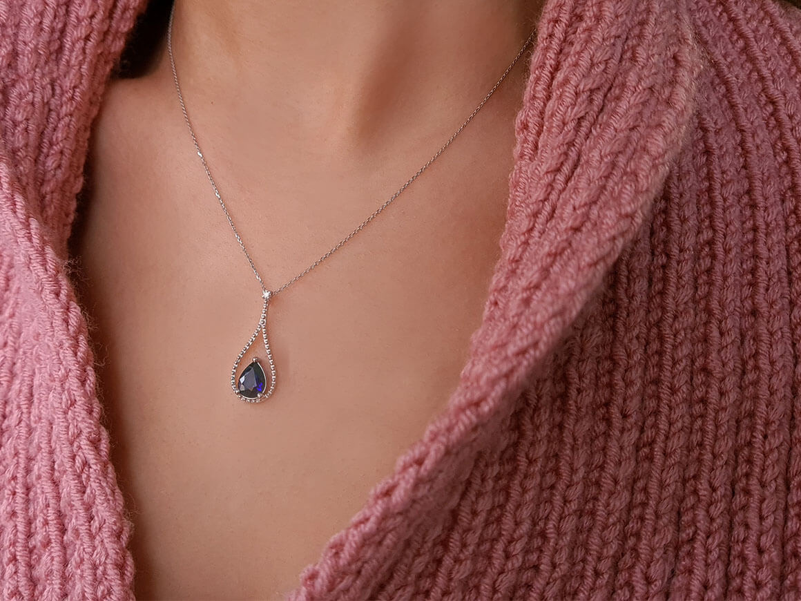 Collier diamant et saphir en forme de larme