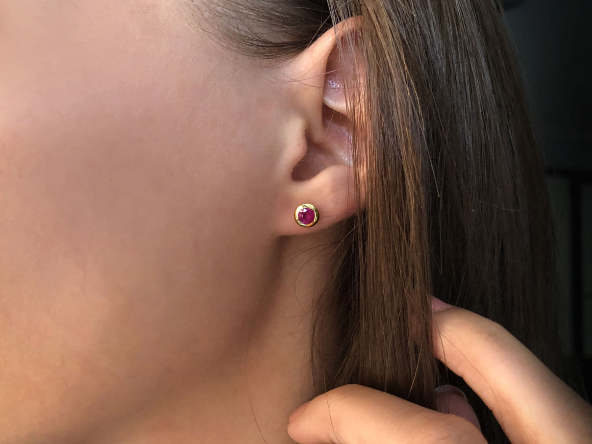 Boucles d'oreilles clous solitaire rubis