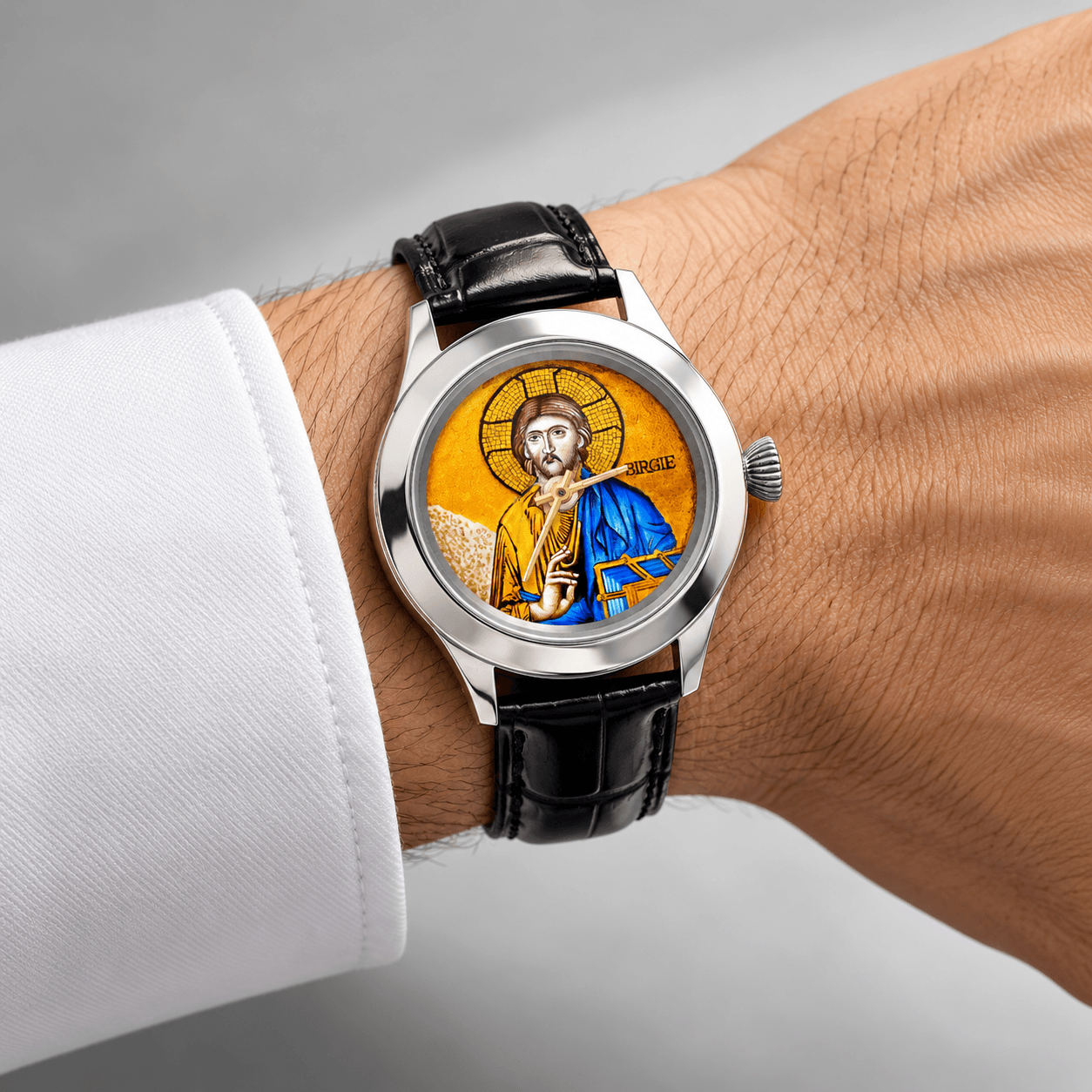BIRGIE Kunstuhr mit handgemalter religiöser Miniatur, silberfarbenem Gehäuse und schwarzem Lederarmband am Handgelenk eines Mannes