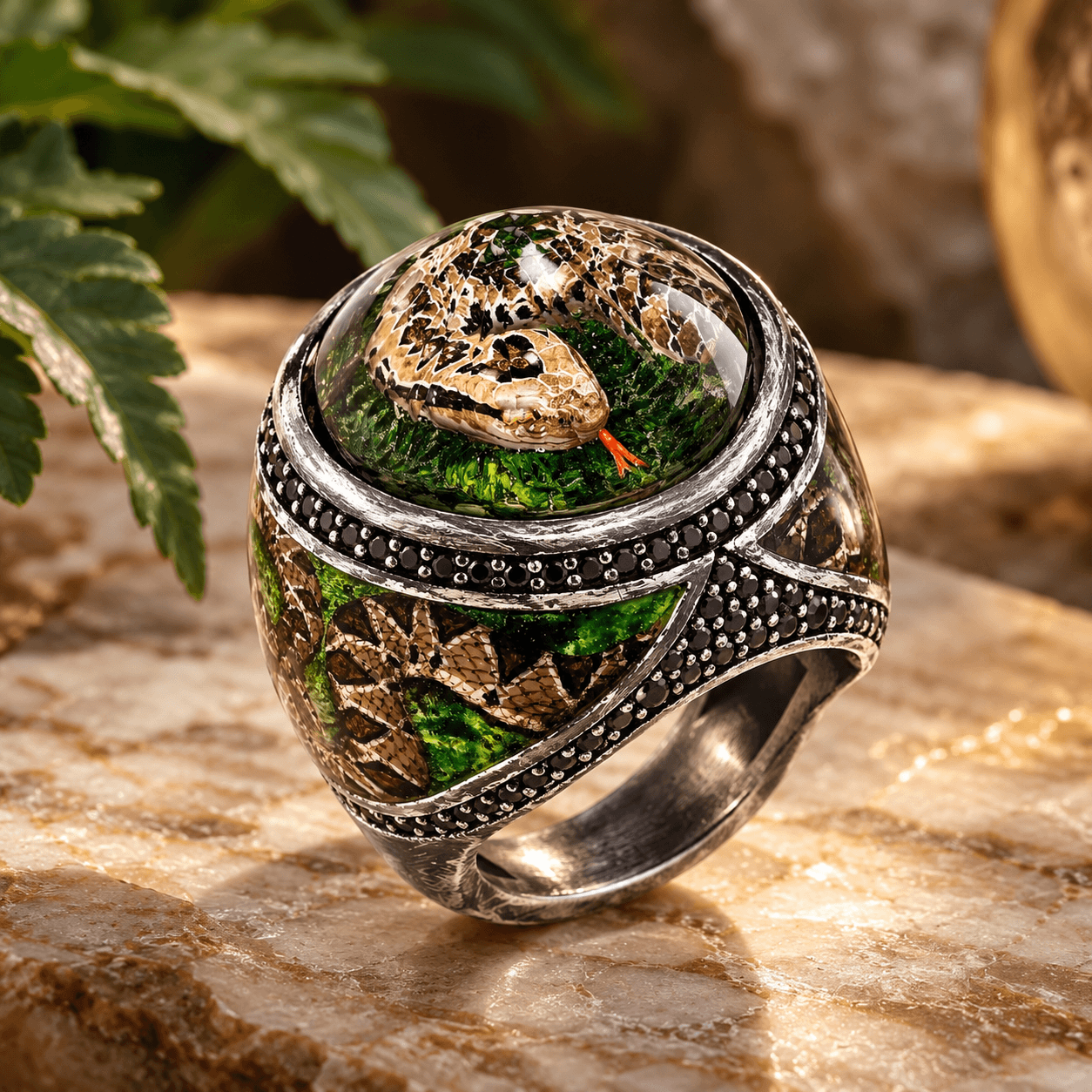 BIRGIE Herrenring mit kunstvollem Schlangenmotiv, schwarzen Edelsteinen, grünen Details und reliefartiger Symbolik