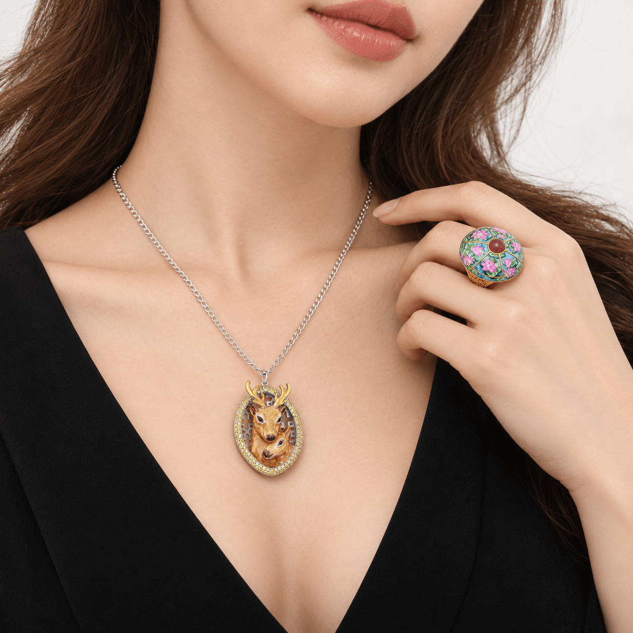 BIRGIE Kunstschmuck mit kunstvoller Hirsch-Halskette und handbemaltem Lotus-Ring an einer Frau