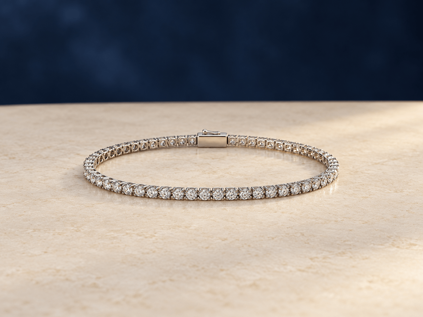 Illustration eines diamantbesetzten Tennisarmbands auf cremefarbenem Untergrund vor dunkelblauem Hintergrund.