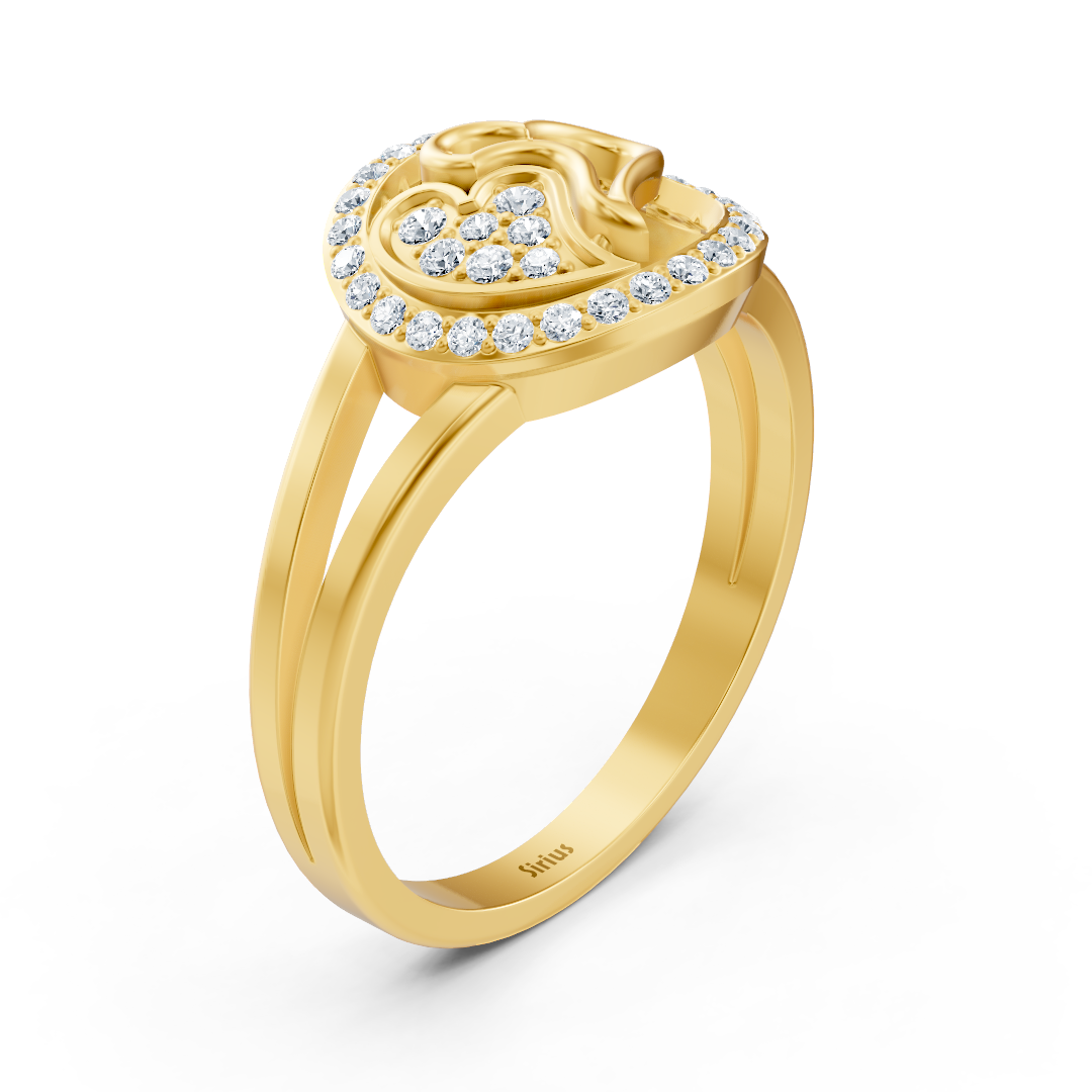 Graceful heart-shaped diamond ring in yellow gold with subtle pavé accents