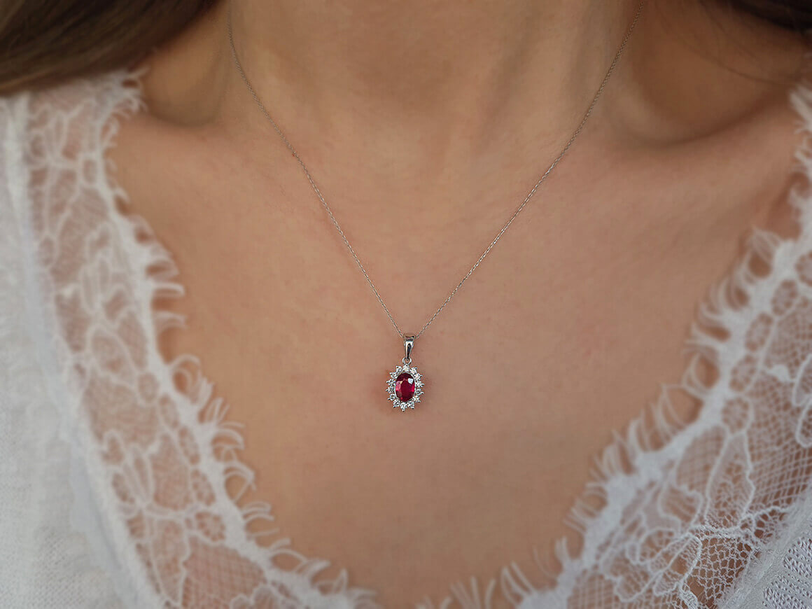 Collier diamant et rubis ovale