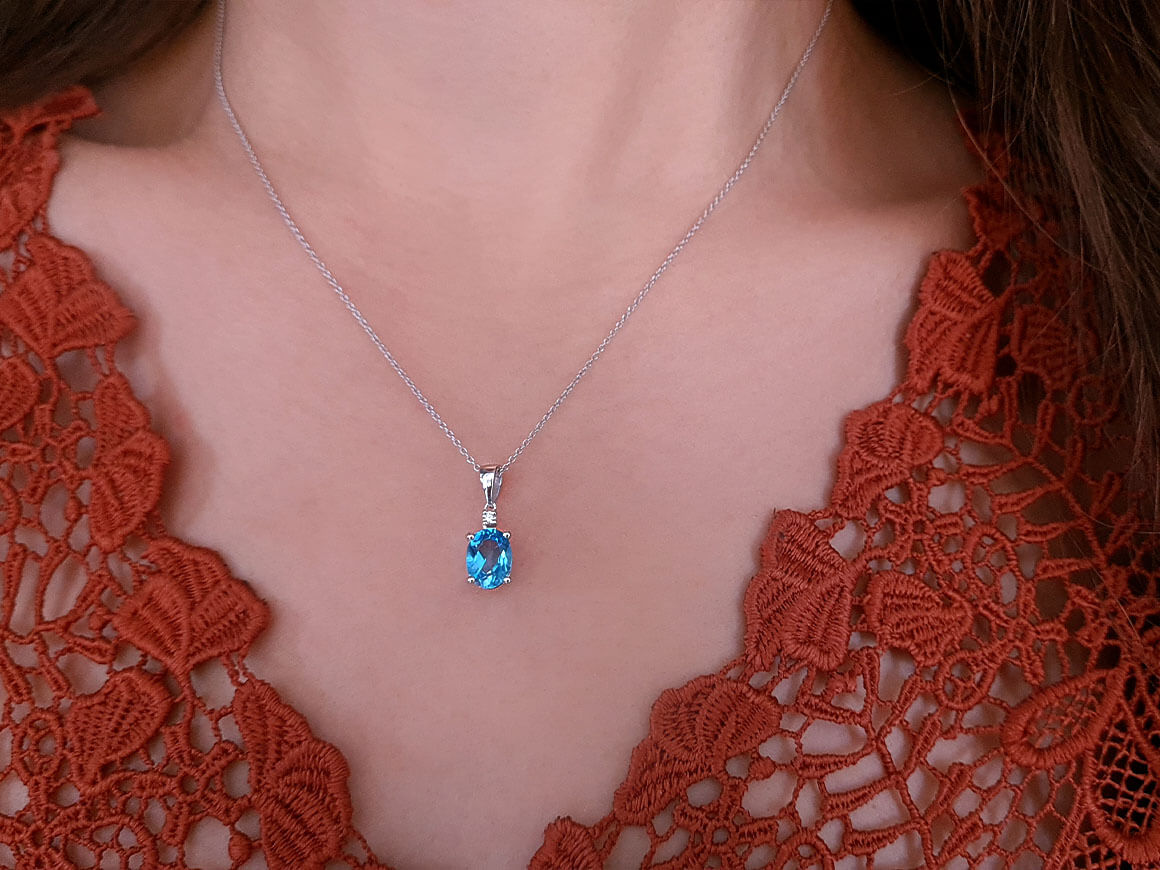 Collier diamant et topaze bleue ovale