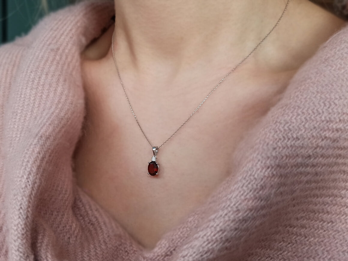 Diamant und Oval Garnet Halskette