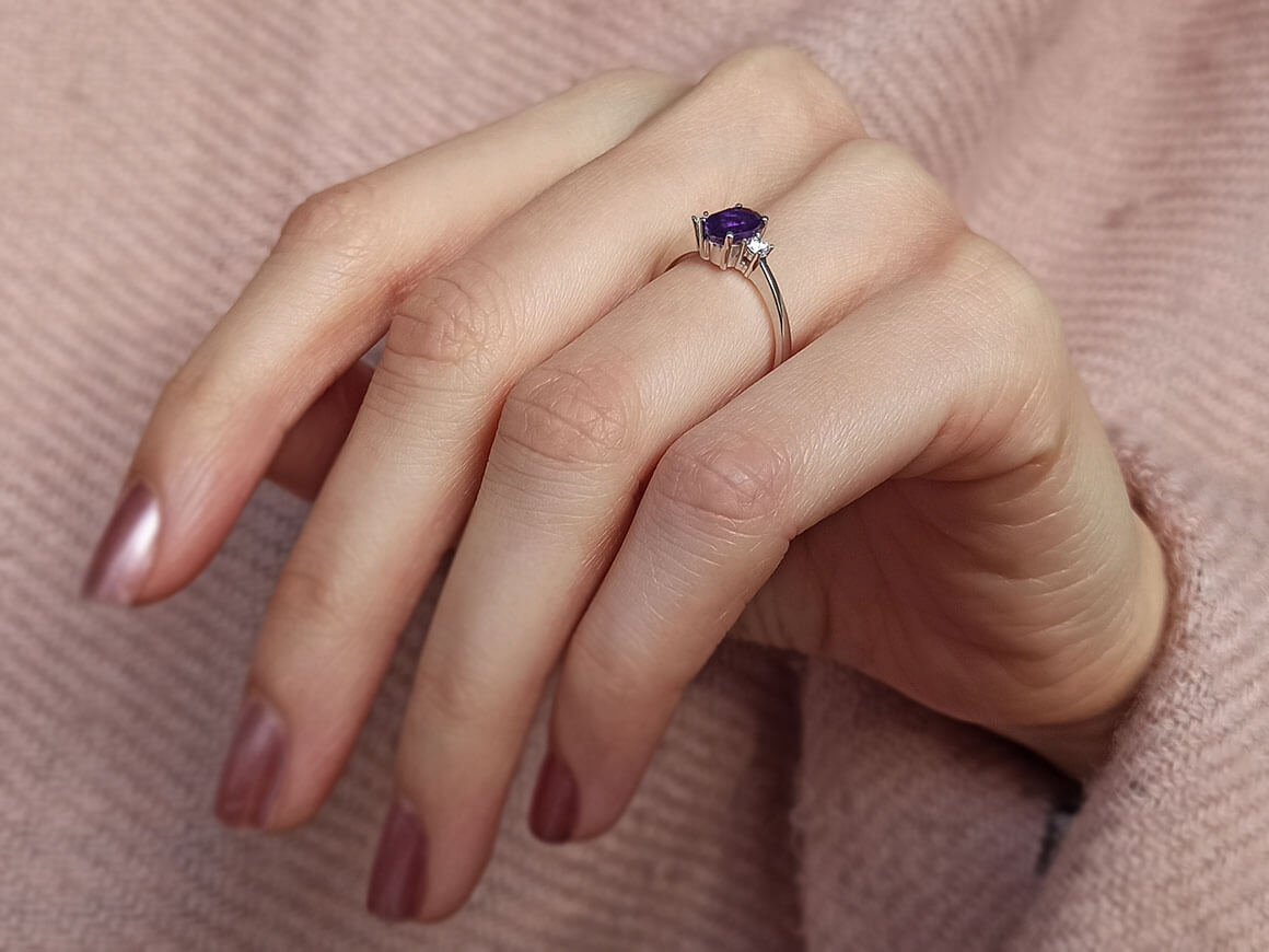 Diamant und Oval Amethyst Ring