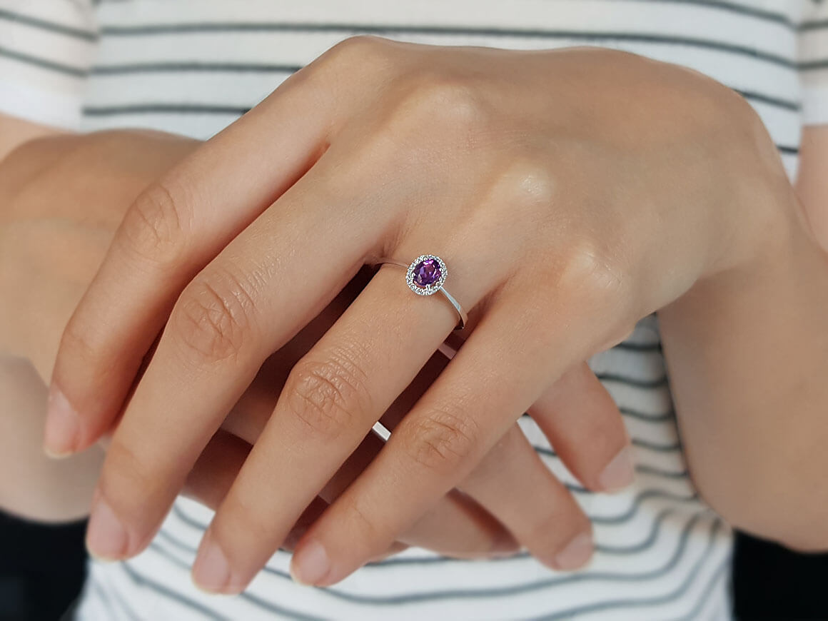 Diamant und Oval Amethyst Ring